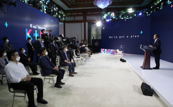 문재인 대통령이 26일 청와대에서 열린 제2벤처붐 성과보고회 ‘K+벤처’에서 발언을 하고 있다.  [사진=뉴시스]