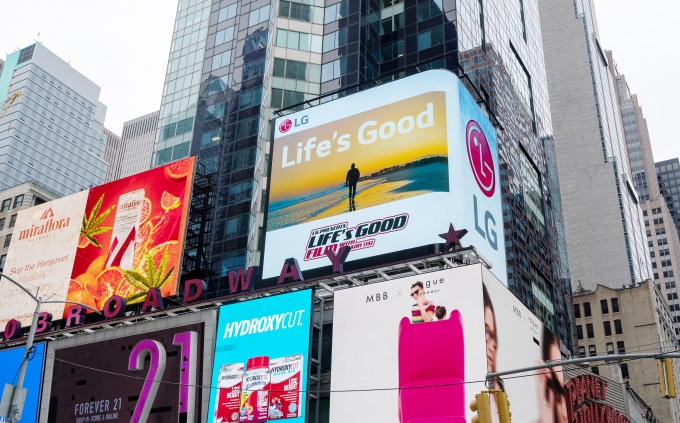 LG전자가 미국 뉴욕 타임스스퀘어에 있는 회사 전광판에 '라이프스 굿' 영화를 소개하고 있다. [사진=LG전자]