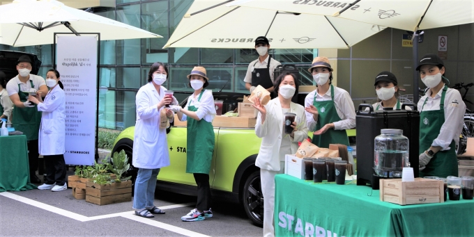 스타벅스가 'Brewing Car' 캠페인을 통해 지난 9일 서울 국립경찰병원 의료진들에게 응원의 커피를 전달했다. [사진=스타벅스]