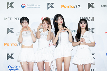 QWER '악기 내려놓고 요정미 폭발'