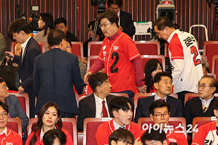 출구조사 발표 후 퇴장하는 권성동·김기현