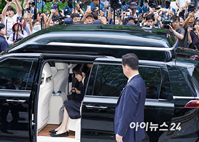 특검 사무실 도착한 김건희...헌정사 최초 前 영부인 공개 소환