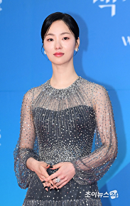 전여빈, 반짝반짝 별 수 놓은 드레스