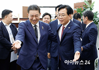 여야 원내대표 회동 참석하는 김병기-송언석