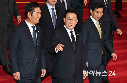 시정연설 마친 뒤 국회 나서는 이재명 대통령