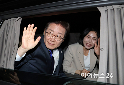 차량에서 인사하는 이재명-김혜경
