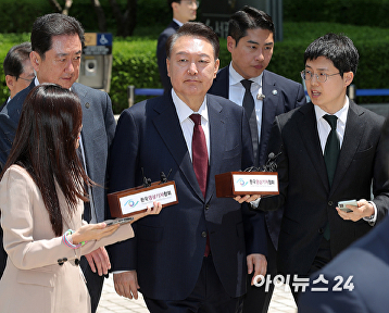 입 꾹 닫은 윤석열 전 대통령