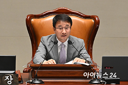 예결위 전체회의 주재하는 한병도 위원장
