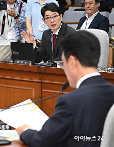 김민석 국무총리 후보자에게 질의하는 주진우 의원