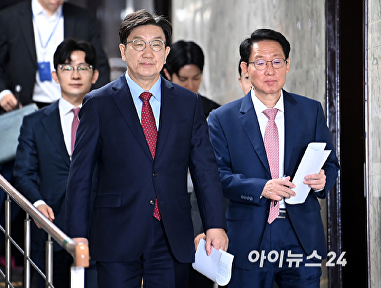 원내대책회의 참석하는 권성동-김상훈