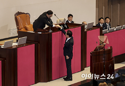 우원식 의장과 악수하는 이재명 대통령