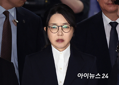 영장실질심사 마치고 법원 나서는 김건희