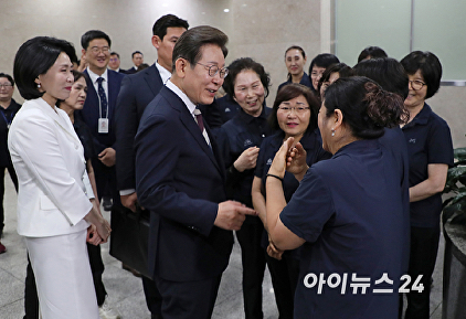 취임식 마치고 국회 청소 근로자들 만난 이재명 대통령