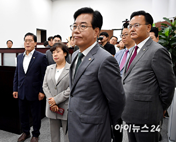 국회의장실 항의 방문하는 국민의힘 의원들