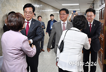 동료 의원들과 인사하는 송언석-이헌승-김성원 원내대표 후보들
