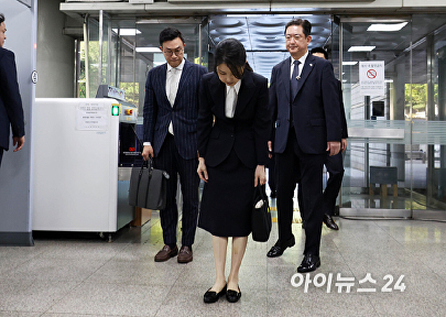 고개 숙인 김건희