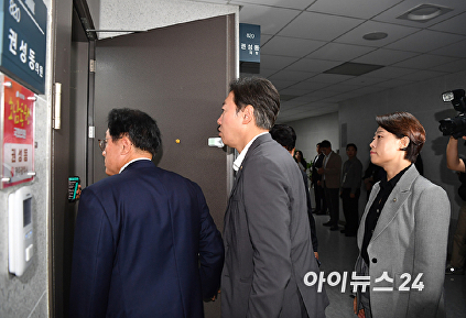 권성동 의원실로 집결하는 국민의힘 의원들