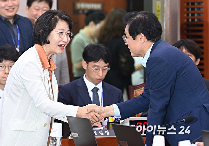 야당 위원들과 인사 나누는 추미애 위원장