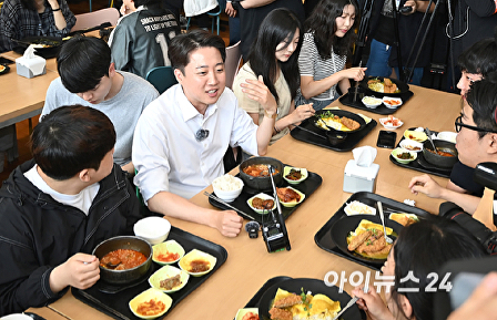 가천대 찾아 학생들과 학식 먹는 이준석