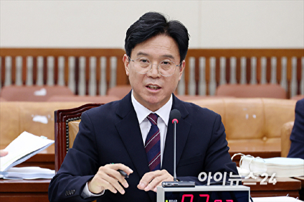 질의에 답변하는 김영훈 고용노동부 장관 후보자