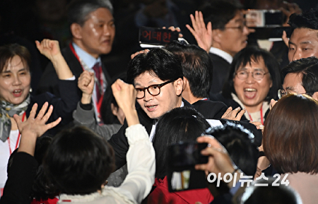 전당대회 입장하는 한동훈