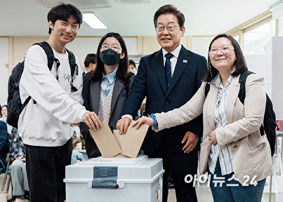 이재명, 청년들과 함께 사전투표