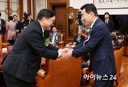 전직 국회의장 등 원로들과 인사하는 우원식 의장