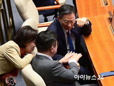 정성호 법무부 장관·윤호중 행안부 장관과 대화하는 이인선 의원
