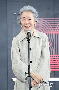 윤여정, 퀴어 영화 '결혼 피로연'으로 BIFF 나들이