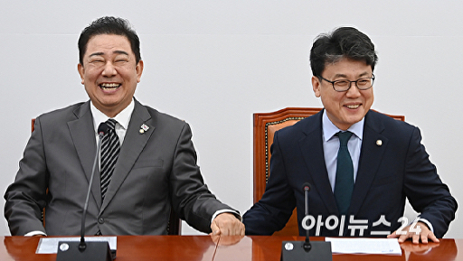 활짝 웃는 김병기 원내대표와 진성준 정책위의장
