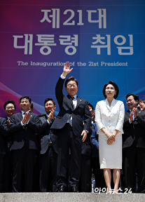 시민들 향해 인사하는 이재명 대통령