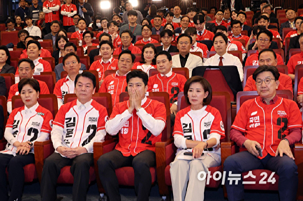 말 없이 출구조사 지켜보는 국민의힘