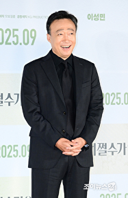 '어쩔수가없다' 이성민, 친근한 미소