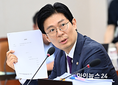 이진숙 후보자 고발장 든 조정훈 의원
