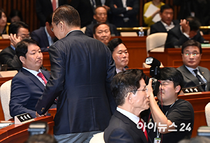 김문수 후보 뒤로하고 의총장 나가는 권영세 비대위원장