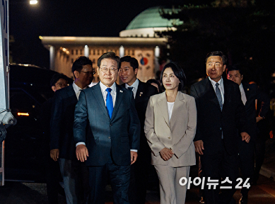 함께 국회 앞 찾은 이재명-김혜경