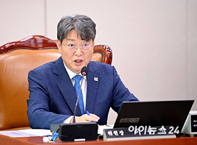 인사청문회 주재하는 이춘석 위원장