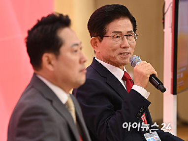 질문에 답변하는 김문수 당 대표 후보