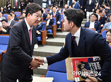 인사하는 권성동-김용태