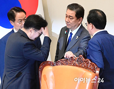 여야 갈등에 머리 아픈 우원식 국회의장