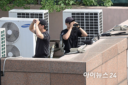 선거유세장 주변 살피는 경호원들