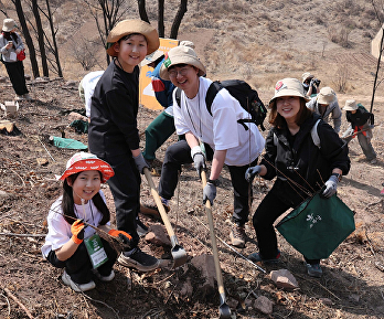 ์จ ๊ฐ์กฑ์ด ํจ๊ปํ๋ '์ฐ๋ฆฌ๊ฐ์ฐ ํธ๋ฅด๊ฒ ํธ๋ฅด๊ฒ 2026 ์ ํผ๋ถ๋ถ ๋๋ฌด์ฌ๊ธฐ'