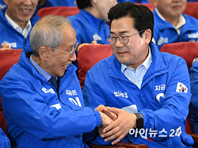 기뻐하는 박찬대-윤여준 상임총괄선거대책위원장
