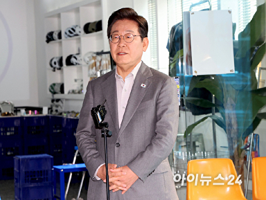 유튜브 라이브 마치고 브리핑하는 이재명 후보