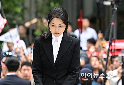 [아이포토] '헌정 첫 前 영부인 공개소환' 김건희, 영부인에서 아무것도 아닌 사람으로