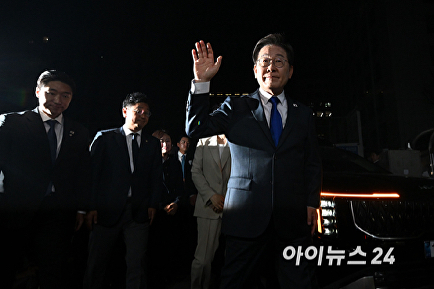 지지자들에게 손 흔드는 이재명 후보