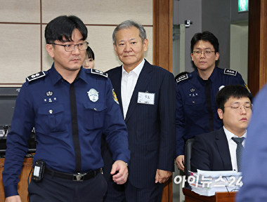 [아이포토] '언론사 단전·단수 지시' 이상민, 첫 재판 출석