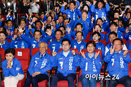 출구조사에 기뻐하는 민주당