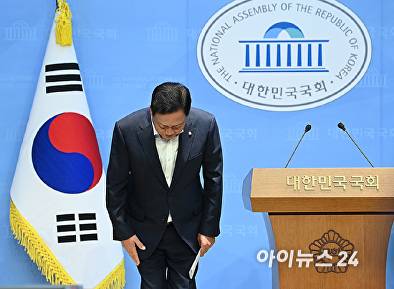 기자회견 마치고 인사하는 김선교 의원