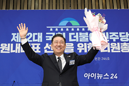 꽃다발 든 민주당 새 원내대표 김병기